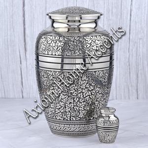 Urna de cremación de latón Heritage con acabado pulido Hermoso contenedor de cenizas conmemorativas de Axiom Home Accents - Product Image 3