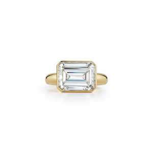 Anillo de Diamante Cultivado en Laboratorio con Corte Esmeralda de 5 Quilates, Engaste Horizontal, Oro Sólido de 14k, Anillo de Compromiso Solitario Moderno - Product Image 1