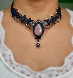 Collar Artesanal de Macramé con Cuarzo Rosa, Cordón Negro, Gema en Forma de Lágrima, Estilo Boho, Cristal Curativo, Joyería Artesanal - Product Image 3