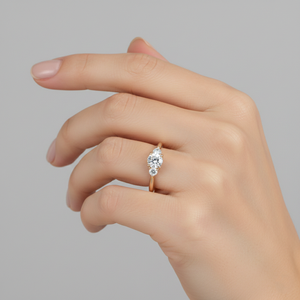 Anillo de Compromiso de Tres Piedras con Diamante Cultivado en Laboratorio, Corte Redondo, Chapado en Oro Rosa, Engaste de Garras, Anillo Nupcial Clásico Certificado - Product Image 6