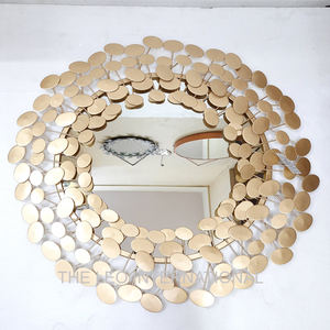 Espejo de Pared Decorativo de Metal de Estilo Moderno Contemporáneo, Espejo Colgante de Lujo con Marco Hecho a Mano y Borde Irregular - Product Image 1