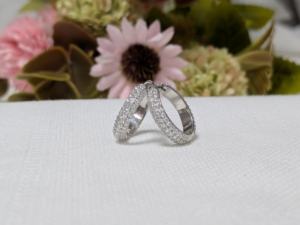 ต่างหูเพชรทรงกลมคลาสสิก 1 กะรัต เพชรเพาะเลี้ยงในห้องปฏิบัติการ ต่างหูเพชรระยิบระยับสำหรับผู้หญิง ทองคำขาว 14K แท้ - Product Image 4