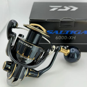 TOP VENTES Moulinet Spinning Daiwa Saltiga 6000-XH avec rapport de transmission 6.2:1, force de frein de 33.1lbs, 8 roulements, pour droitier - Product Image 1