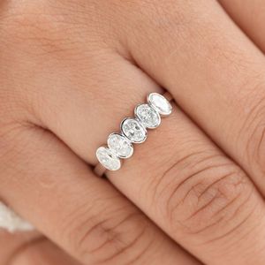 Bague à cinq pierres en moissanite taille ovale East West, en argent 925 véritable, idéale pour les anniversaires, les fêtes, ou comme cadeau pour amis - Product Image 1