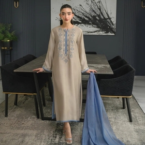 Ensemble kurta, pantalon et dupatta en soie Chanderi avec broderies, vêtements ethniques pour femmes par Aarika Textile - Product Image 4