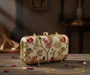 Pochette de soirée structurée indienne faite à la main en ivoire et or, brodée de fleurs, avec fermoir en métal en forme d'oiseau, pour mariage - Product Image 6