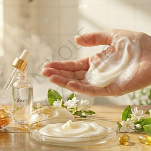 Gel Douche Hydratant Mogra Silkening aux Herbes, Parfum Jasmin, Nettoyant Corporel Doux, Soin de Bain Hydratant pour une Peau Douce et Lisse - Product Image 4