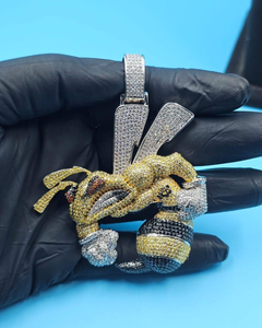Colgante de Abeja Iced Out Estilo Hip Hop Personalizado con Moissanita VVS, Plata 925 Bañada en Oro, Colgante 3D de Animal, Colgante Bling de Rapper para Hombre - Product Image 1
