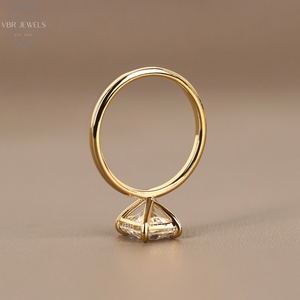 Anillo Solitario de Diamante Corte Esmeralda en Oro Amarillo con Engaste Alto, Joyería de Compromiso de Lujo para Mujer, Regalo de Diseño Exclusivo - Product Image 4