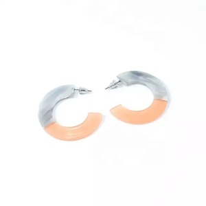 Boucles d'oreilles créoles tendance de qualité supérieure, design élégant avec motifs abstraits, disques en résine fantaisie, plaqué or, bijoux pour femmes, mariage, fête - Product Image 4