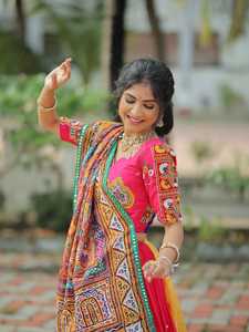 Conjunto Tradicional Indio de Lehenga Choli de Algodón Muslin, Largo hasta el Suelo, Sin Arrugas, de Secado Rápido, con Dupatta con Trabajo de Espejos, para Diwali y Navratri - Product Image 1