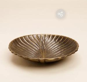 Plateau décoratif ovale en céramique avec motif végétal gravé, design Wabi Sabi, pièce unique - Product Image 4