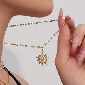 Collar con Colgante de Sol Radiante de Acero Inoxidable con Circonitas, Bañado en Oro de 18K, Venta Caliente, Bajo MOQ, Venta al por Mayor - Product Image 4
