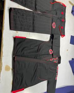 Kimono de Jiu-Jitsu noir avec bordure rouge, vêtements d'arts martiaux durables unisexes en coton avec logo brodé, vente en gros - Product Image 1