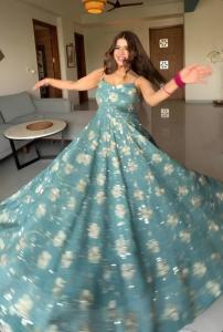 Robe Anarkali en soie froissée avec perles et broderies faites à la main, avec pantalon et dupatta, tenue de soirée prête à porter - Product Image 6