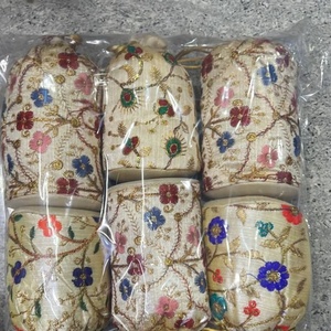 ชุดกระเป๋าปอทลีปักลายดอกไม้ประณีต ทำด้วยมืออย่างดี พร้อมถุงผ้าไหมครีมพรีเมียมแบบมีเชือกผูก สำหรับงานแต่งงาน งานปาร์ตี้ และงานเฉลิมฉลองต่างๆ - Product Image 1