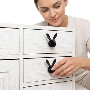 Poignées de meuble en résine et laiton en forme d'oreilles de lapin noires, design moderne, installation facile - Product Image 3