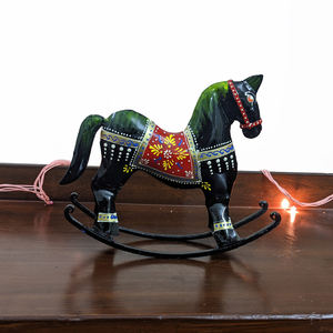 Caballo balancín de hierro de alta demanda, ideal para decoración de estanterías de estudio, mostradores de recepción y uso profesional con atractivo visual. - Product Image 2