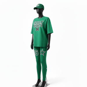 Ensemble femme de haute qualité : t-shirt en coton 200 GSM et legging extensible en spandex vert avec logo brodé et impression par transfert thermique. - Product Image 1