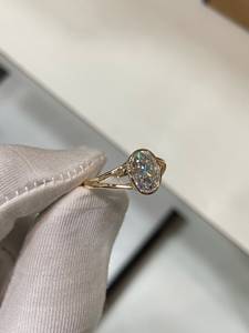 แหวนมอสซาไนต์ทรงวงรี 2.2 กะรัต งานแฮนด์เมด • แหวนแบบแยกส่วน ดีไซน์เรียบหรู สไตล์คลาสสิก เหมาะสำหรับเป็นแหวนหมั้น - Product Image 4