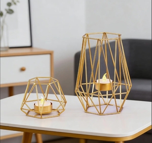 Portavelas Geométrico de Metal Dorado para Velas de Té - Candelabro Poligonal Moderno Hecho a Mano y Ecológico para Centro de Mesa - Product Image 1