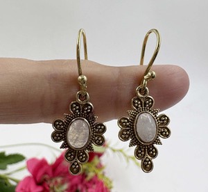 Boucles d'oreilles pendantes vintage en laiton faites à la main avec pierre de lune naturelle et pierres précieuses - Product Image 2
