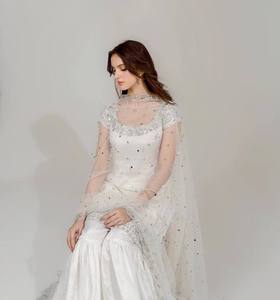 ชุดชาราร่าดีไซน์หรูสีขาว พร้อมงานปักเลื่อมหนัก ผ้าคลุมไหล่แบบตาข่าย เหมาะสำหรับงานแต่งงานและงานเลี้ยง ชุดสัลวาร์สำหรับผู้หญิง - Product Image 3