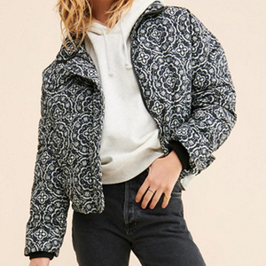 Veste matelassée imprimée haut de gamme OEM pour femme, coupe-vent personnalisée avec fermeture éclair et poches latérales, manteau pour femme - Product Image 1