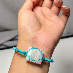 Pulsera de Macramé Hecha a Mano con Selenita, Cordón Azul, Piedra Curativa de Cristal, Joyería Boho Ajustable para Mujer - Product Image 2
