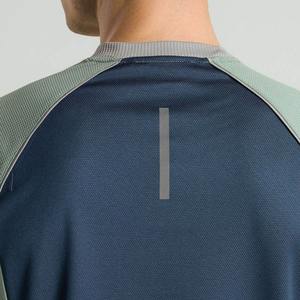 เสื้อยืดออกกำลังกายโพลีเอสเตอร์แบบกำหนดเองขายส่ง แถบสะท้อนแสง เสริมสร้างกล้ามเนื้อ เสื้อยืดออกกำลังกายแห้งเร็วสำหรับผู้ชาย - Product Image 5