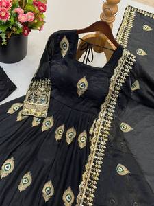 Vestido de Noche Festivo Fendy de Seda Bordada hasta el Tobillo con Falda de 4 Metros, Mangas Largas y Dupatta de Diseñador, Estilo Moderno para Boda - Product Image 6