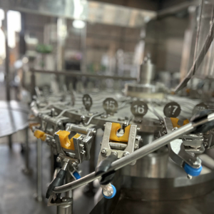 Máquina Automática de Llenado de Botellas de Agua con Motor PLC de Alta Calidad, Alta Precisión y Alta Productividad, Purificación de Agua - Product Image 1
