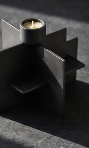 Candelabro de Metal Oscuro de Lujo con Placas Cruzadas Entrelazadas, Forma Arquitectónica, Elegante Centro de Mesa para Comedor - Product Image 5