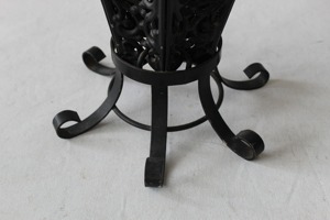 Porte-parapluie élégant noir en forme de parapluie, idéal pour les cafés, les hôtels, les chambres à domicile, organisateur décoratif et idéal pour offrir en cadeau, provenant d'Inde. - Product Image 2