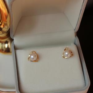 Pendientes de Perlas Akoya Naturales de Agua Dulce de 6-7 mm, Temperamento Femenino, Diseño de Molino de Viento Triangular con Forma de Bombilla Pequeña - Product Image 1