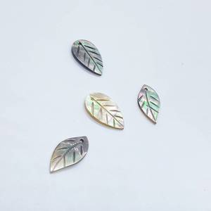Colgantes de Concha Tallada con Diseño de Hoja, Temática Vegetal, Artesanía Natural, Set de 4 Piezas - Product Image 1
