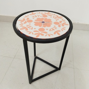 Table d'appoint élégante en résine noire et blanche avec motif floral orné Cadre en métal noir élégant Parfait pour l'intérieur minimaliste moderne - Product Image 5