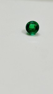 Émeraude zambienne naturelle de 1,5 carat, taille brillant ronde, couleur vert vif, par Sadiya International - Product Image 2