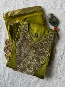ชุดส่าหรีผ้าไหมสีเขียว LAMOUNT พร้อมเสื้อปักลายและผ้าคลุมไหล่ลายทาง ชุดแบบดั้งเดิมของอินเดียและปากีสถาน ชุดลำลอง - Product Image 4