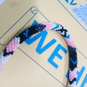 WE HERE EXPORTS Porte-clés de poignet tendance pour femme, fait main, avec perles de rocaille, pierres imitation perle et pierres à insérer dans les ongles - Product Image 2