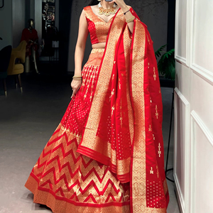 ชุดเลเฮนกาโชลีสีแดงสำหรับเจ้าสาว พร้อมงานปักประณีตบนผ้าไหม - Product Image 1