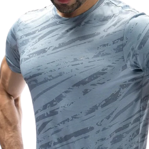 เสื้อยืดออกกำลังกายสีฟ้าอ่อนแห้งเร็วสำหรับผู้ชาย ระบายอากาศได้ดี ยืดได้ 4 ทิศทาง เย็บแบบโอเวอร์ล็อค เหมาะสำหรับออกกำลังกาย วิ่ง และเล่นกีฬา - Product Image 3