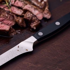 Couteau à steak noir avec manche noir, lame à bord lisse argentée et triple rivets pour couper le bœuf cuit et les repas à table - Product Image 6