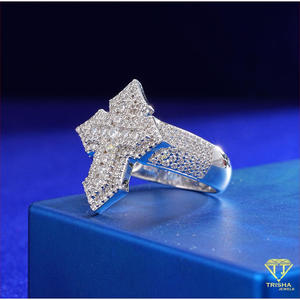Anillo de cruz para hombre de plata 925 de lujo con diamantes cultivados en laboratorio y diseño de piedras brillantes. - Product Image 4