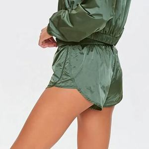 Survêtements pour femmes avec logo personnalisé du fabricant, coupe-vent en nylon de haute qualité, haut court zippé, ensembles de jogging légers pour femmes - Product Image 4