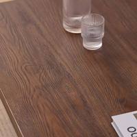 Table basse moderne minimaliste en noyer avec plateau épais et pieds en métal noir en U, écologique et durable pour salon et appartement