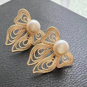 Boucles d'oreilles en perles d'eau douce rétro de la cour française avec un tempérament de papillon naturel, accessoires polyvalents - Product Image 1
