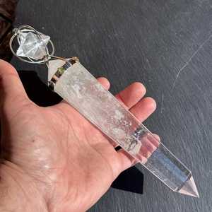 แท่งคริสตัลควอตซ์ธรรมชาติแกะสลัก แท่งคริสตัลควอตซ์ใสสำหรับบำบัดรักษา พร้อมรูปดาวมาร์คาบา ขายส่ง - Product Image 1