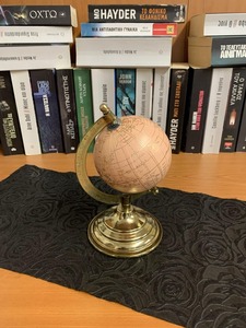 Globe terrestre décoratif en métal avec méridiens en cuivre gravés et un support robuste en fer forgé pour les pièces traditionnelles - Product Image 3