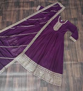 Collections de robes Anarkali en tissu Faux Blooming, très tendance, pour mariages et festivals indiens et pakistanais, avec de riches broderies. - Product Image 5